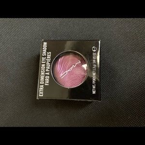 MAC Extra Dimension Eyeshadow “Stylishly Merry”